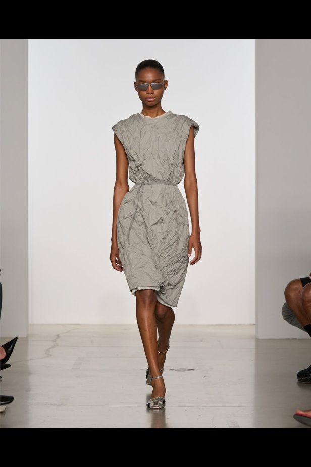 مجموعة "كالفن كلاين" من توقيع "فيرونيكا ليوني"... مرحة وأنيقة في آنٍ واحد