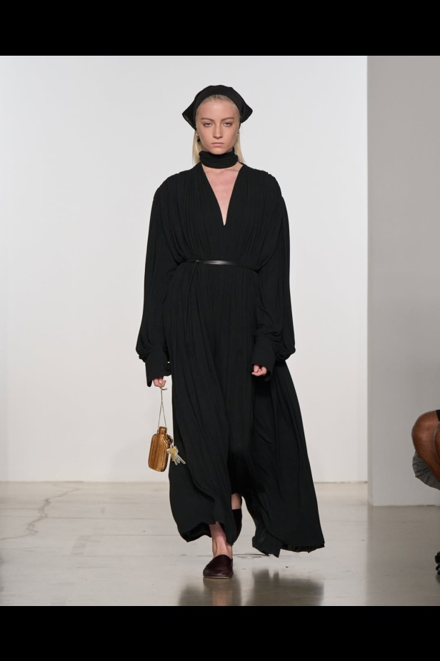 مجموعة "كالفن كلاين" من توقيع "فيرونيكا ليوني"... مرحة وأنيقة في آنٍ واحد