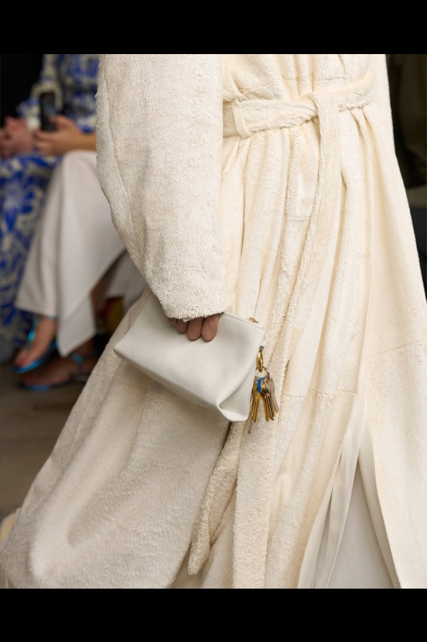 مجموعة "كالفن كلاين" من توقيع "فيرونيكا ليوني"... مرحة وأنيقة في آنٍ واحد