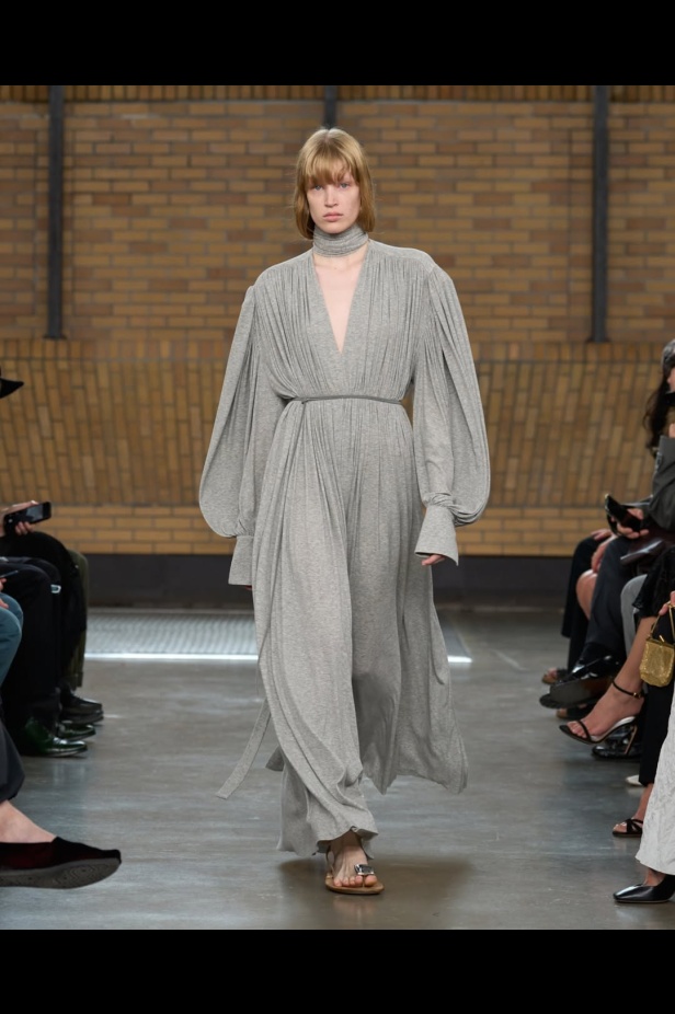 مجموعة "كالفن كلاين" من توقيع "فيرونيكا ليوني"... مرحة وأنيقة في آنٍ واحد