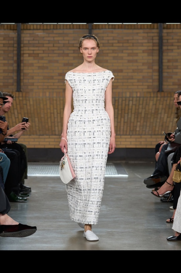 مجموعة "كالفن كلاين" من توقيع "فيرونيكا ليوني"... مرحة وأنيقة في آنٍ واحد