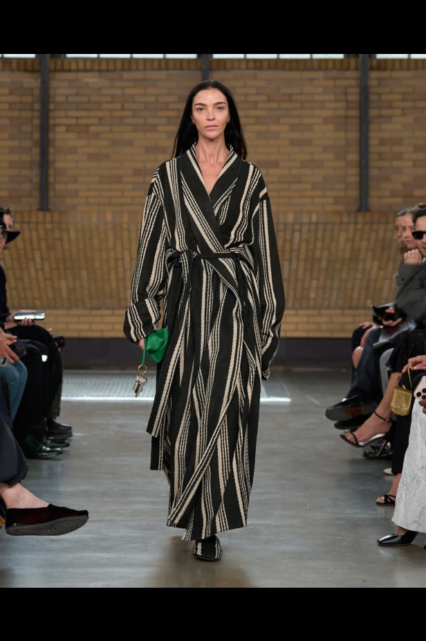 مجموعة "كالفن كلاين" من توقيع "فيرونيكا ليوني"... مرحة وأنيقة في آنٍ واحد