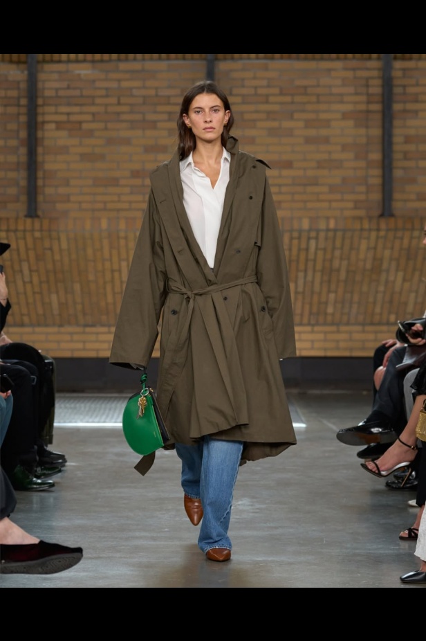 مجموعة "كالفن كلاين" من توقيع "فيرونيكا ليوني"... مرحة وأنيقة في آنٍ واحد