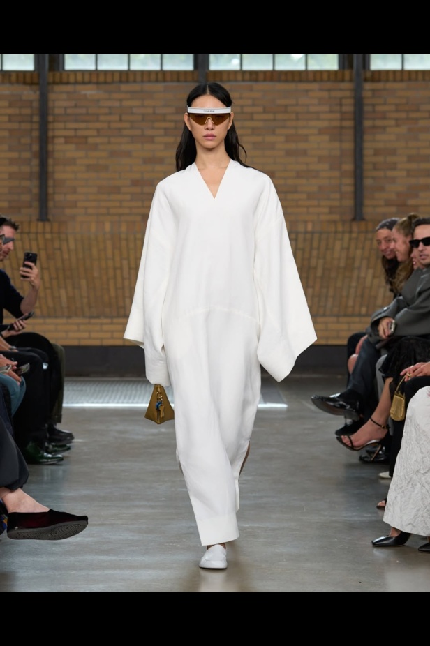 مجموعة "كالفن كلاين" من توقيع "فيرونيكا ليوني"... مرحة وأنيقة في آنٍ واحد