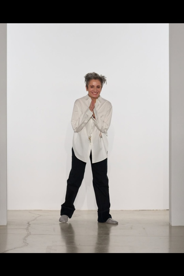 مجموعة "كالفن كلاين" من توقيع "فيرونيكا ليوني"... مرحة وأنيقة في آنٍ واحد