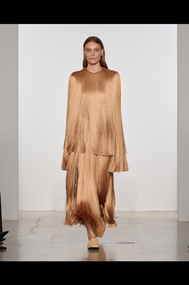 مجموعة "كالفن كلاين" من توقيع "فيرونيكا ليوني"... مرحة وأنيقة في آنٍ واحد