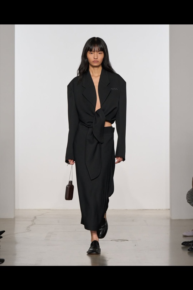 مجموعة "كالفن كلاين" من توقيع "فيرونيكا ليوني"... مرحة وأنيقة في آنٍ واحد