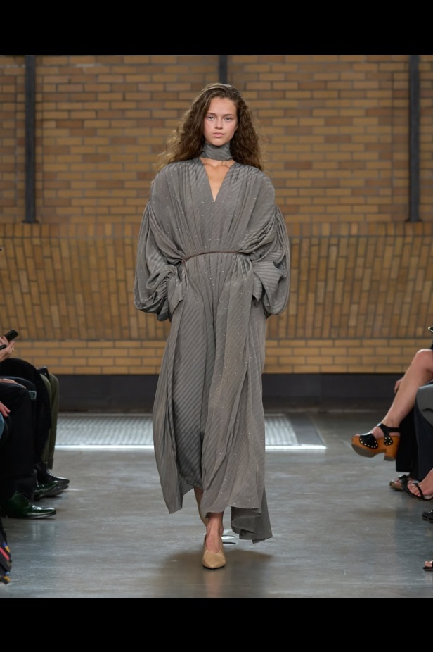 مجموعة "كالفن كلاين" من توقيع "فيرونيكا ليوني"... مرحة وأنيقة في آنٍ واحد