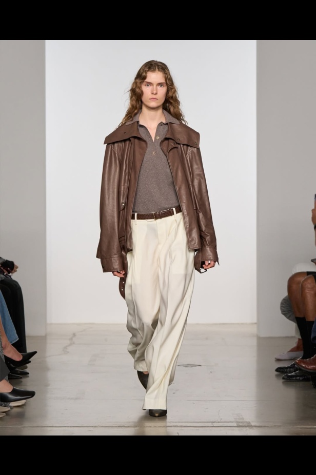 مجموعة "كالفن كلاين" من توقيع "فيرونيكا ليوني"... مرحة وأنيقة في آنٍ واحد