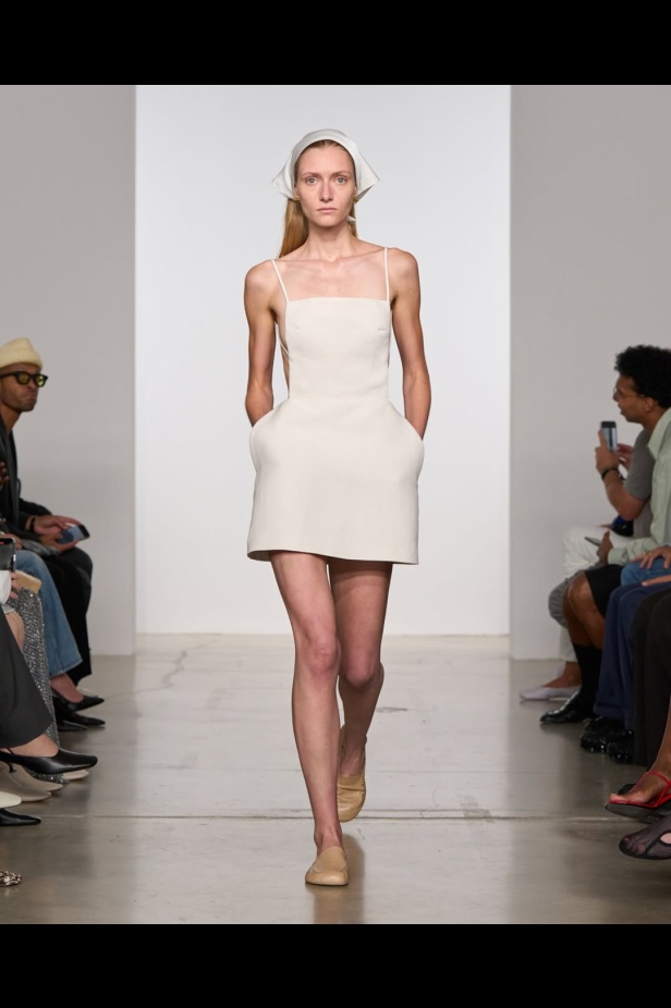 مجموعة "كالفن كلاين" من توقيع "فيرونيكا ليوني"... مرحة وأنيقة في آنٍ واحد