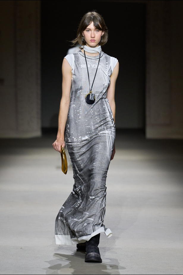 مجموعة كوتش لربيع 2026 تجسّد روح نيويورك وتناقضاتها الفريدة