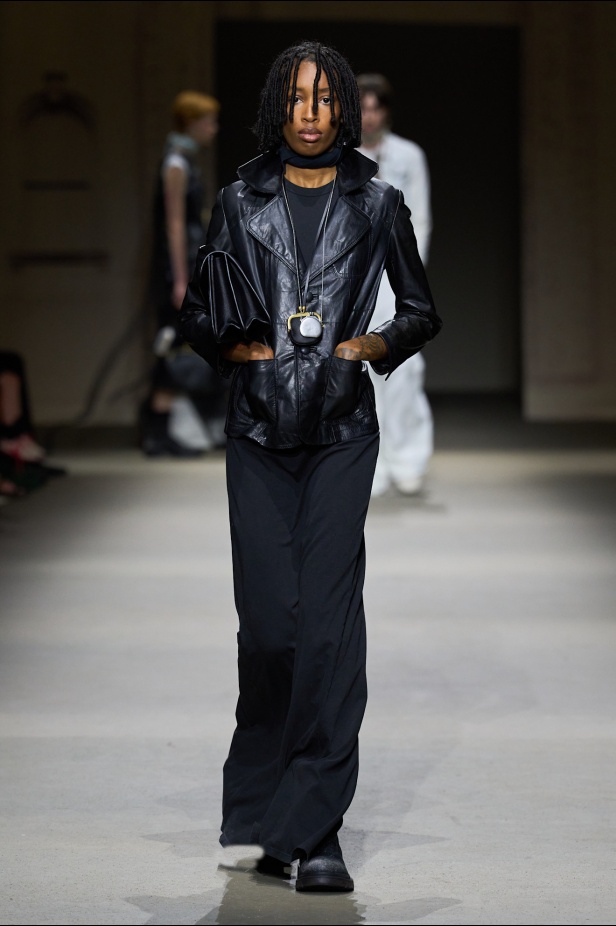 مجموعة كوتش لربيع 2026 تجسّد روح نيويورك وتناقضاتها الفريدة