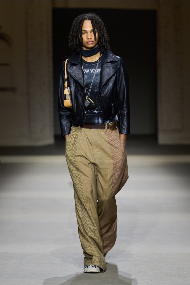 مجموعة كوتش لربيع 2026 تجسّد روح نيويورك وتناقضاتها الفريدة