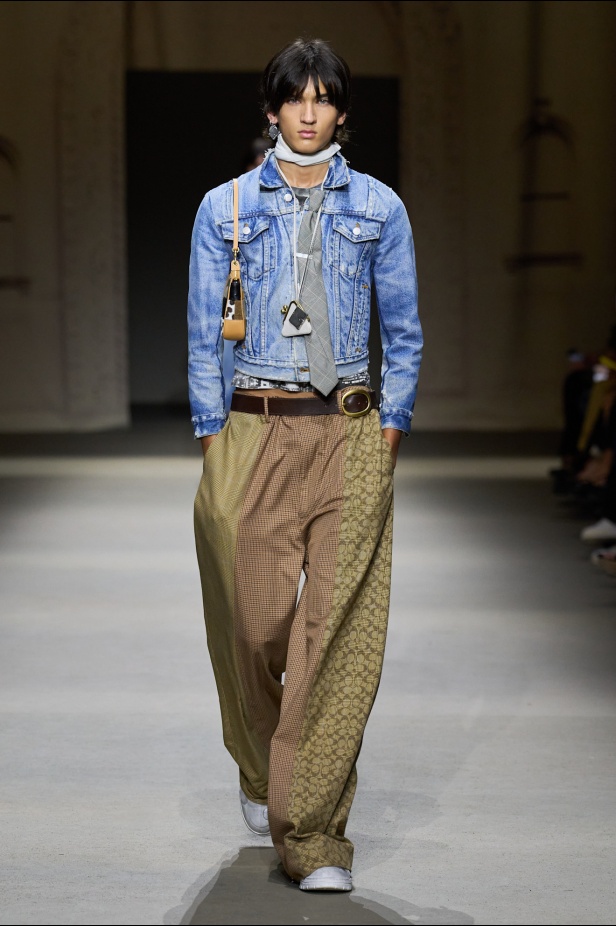 مجموعة كوتش لربيع 2026 تجسّد روح نيويورك وتناقضاتها الفريدة