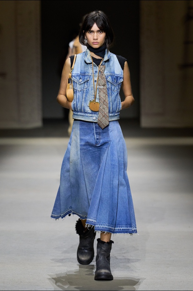 مجموعة كوتش لربيع 2026 تجسّد روح نيويورك وتناقضاتها الفريدة