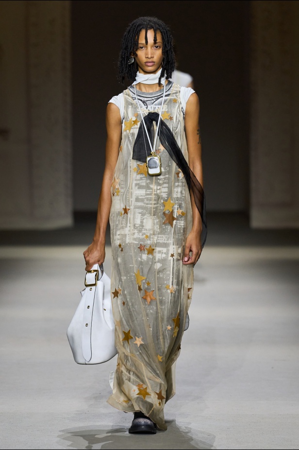 مجموعة كوتش لربيع 2026 تجسّد روح نيويورك وتناقضاتها الفريدة