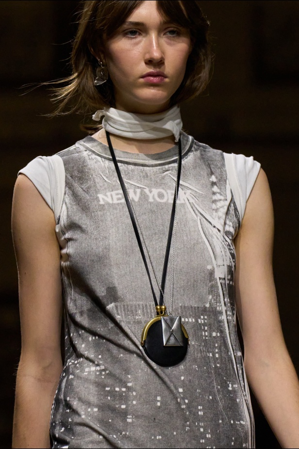 مجموعة كوتش لربيع 2026 تجسّد روح نيويورك وتناقضاتها الفريدة