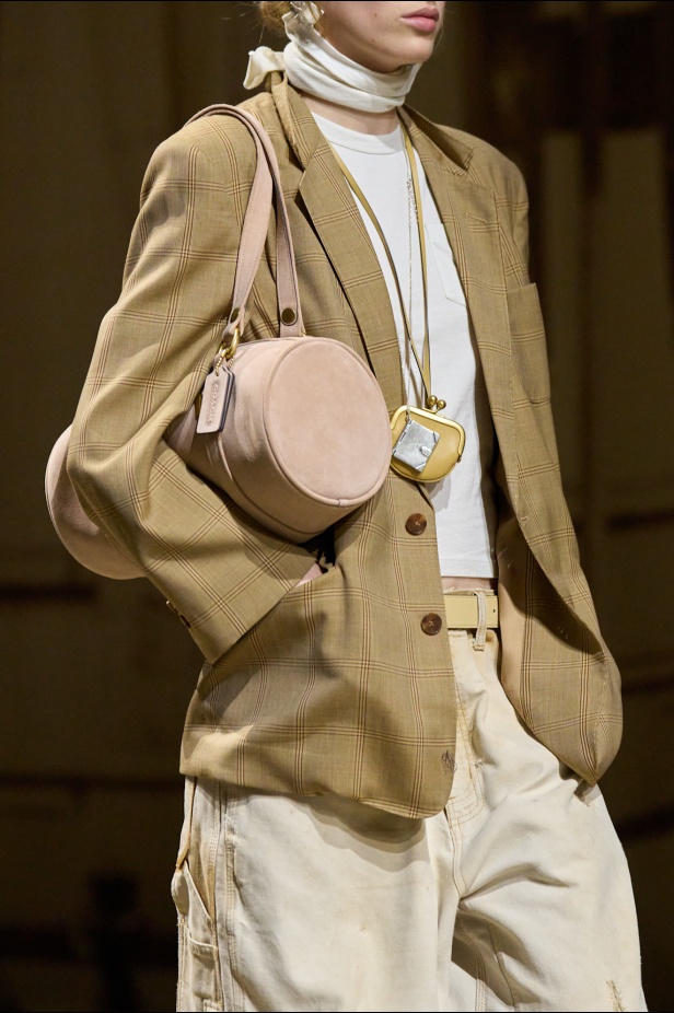 مجموعة كوتش لربيع 2026 تجسّد روح نيويورك وتناقضاتها الفريدة