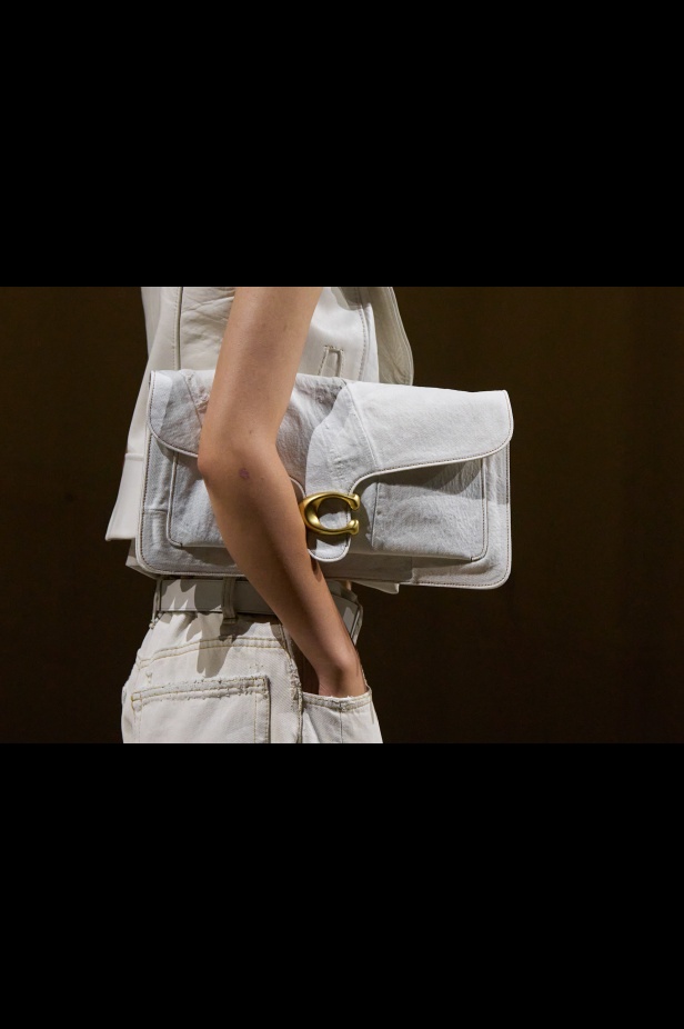 مجموعة كوتش لربيع 2026 تجسّد روح نيويورك وتناقضاتها الفريدة