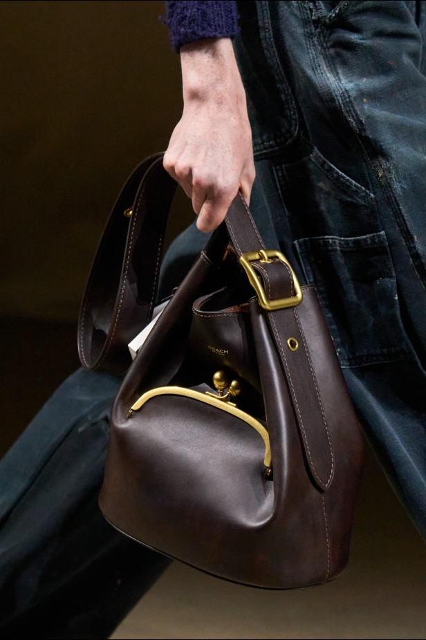 مجموعة كوتش لربيع 2026 تجسّد روح نيويورك وتناقضاتها الفريدة