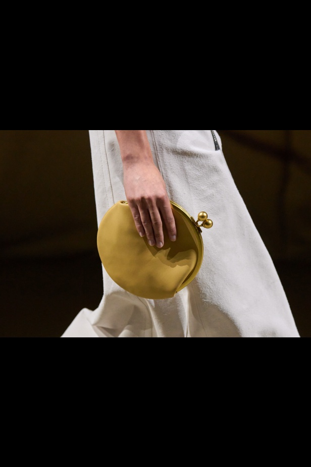 مجموعة كوتش لربيع 2026 تجسّد روح نيويورك وتناقضاتها الفريدة