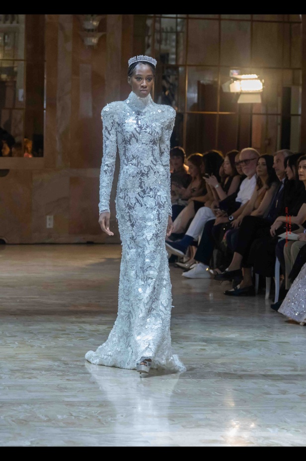 مجموعة روبير أبي نادر تحاكي استثنائية المرأة في باريس 