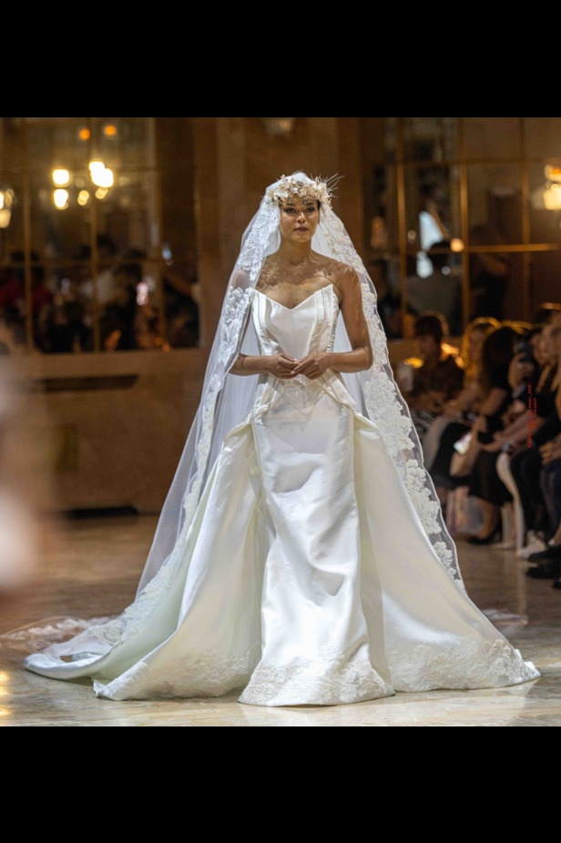 مجموعة روبير أبي نادر تحاكي استثنائية المرأة في باريس 