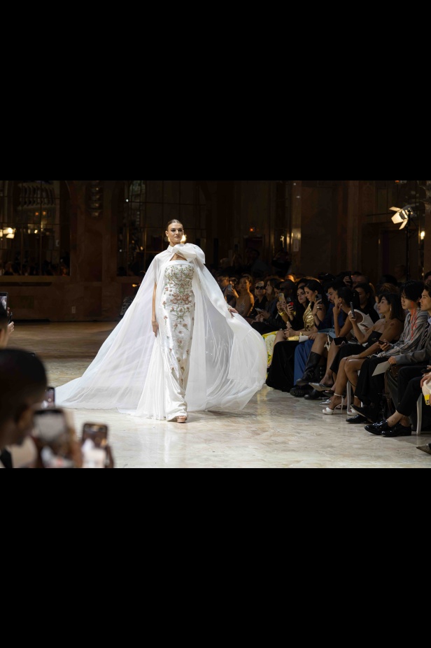 مجموعة روبير أبي نادر تحاكي استثنائية المرأة في باريس 