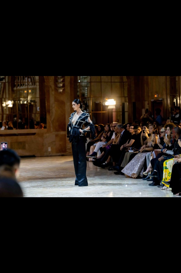 مجموعة روبير أبي نادر تحاكي استثنائية المرأة في باريس 