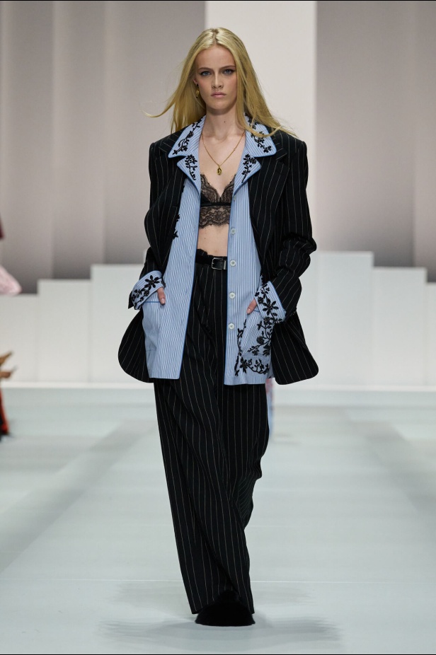 مجموعة غير تقليدية قدّمتها دار Dolce & Gabbana لربيع وصيف 2026 في ميلانو