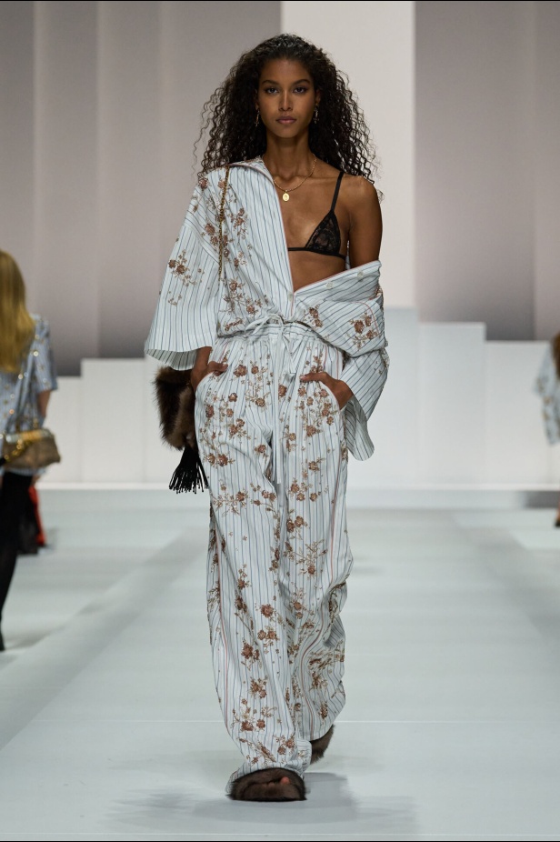 مجموعة غير تقليدية قدّمتها دار Dolce & Gabbana لربيع وصيف 2026 في ميلانو