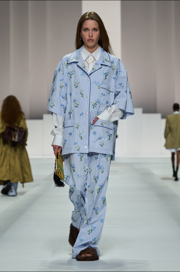 مجموعة غير تقليدية قدّمتها دار Dolce & Gabbana لربيع وصيف 2026 في ميلانو