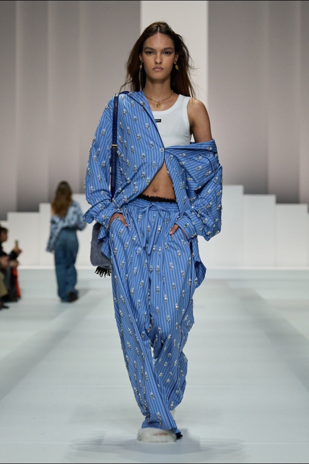 مجموعة غير تقليدية قدّمتها دار Dolce & Gabbana لربيع وصيف 2026 في ميلانو