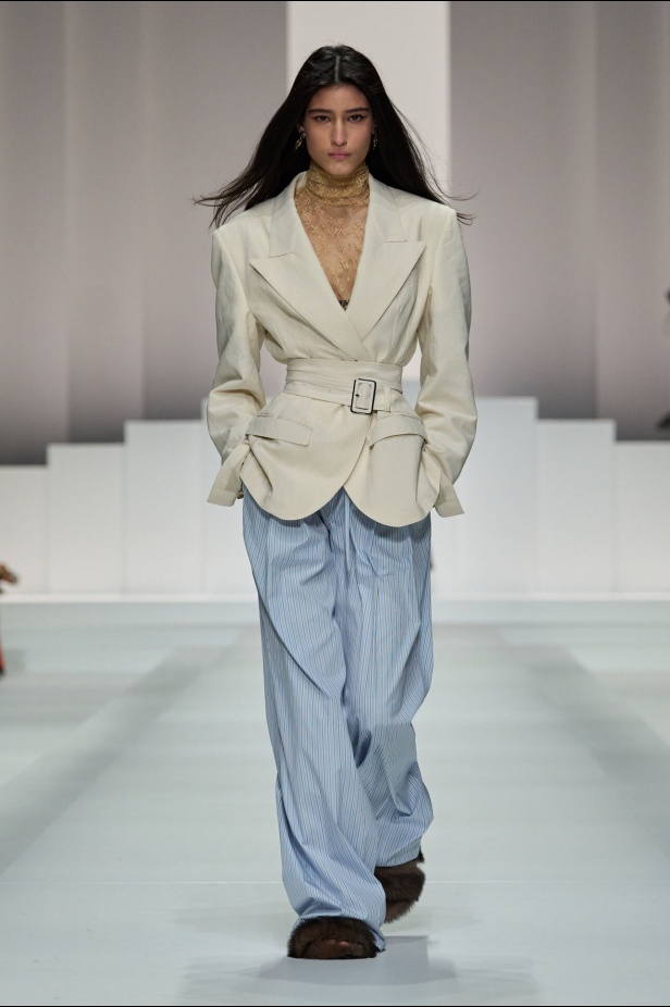 مجموعة غير تقليدية قدّمتها دار Dolce & Gabbana لربيع وصيف 2026 في ميلانو