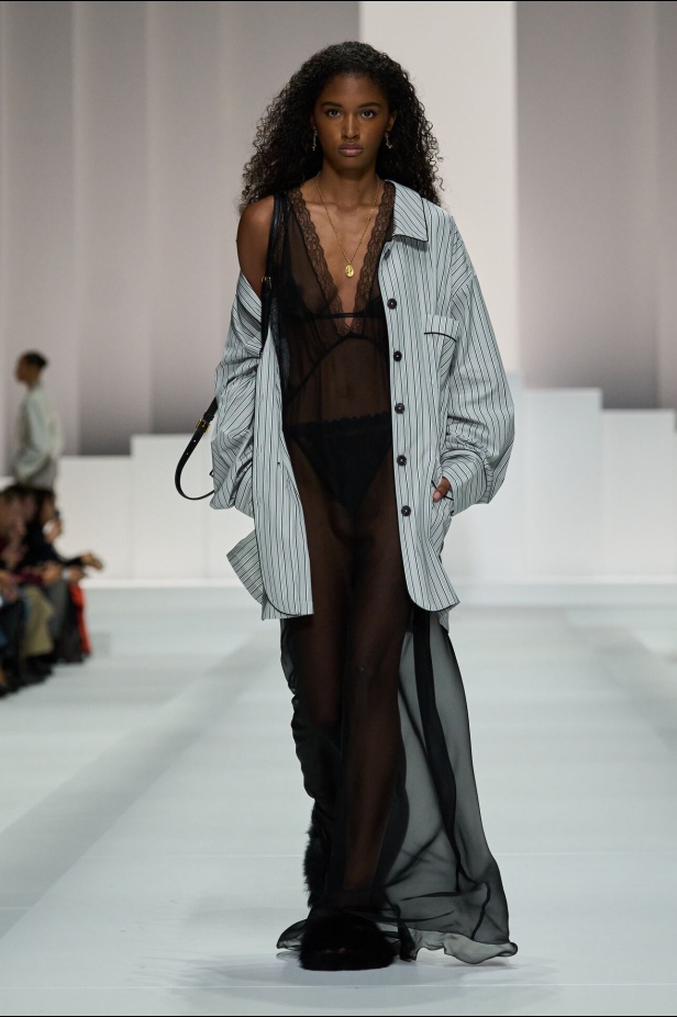 مجموعة غير تقليدية قدّمتها دار Dolce & Gabbana لربيع وصيف 2026 في ميلانو