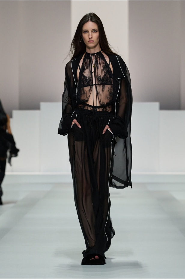 مجموعة غير تقليدية قدّمتها دار Dolce & Gabbana لربيع وصيف 2026 في ميلانو