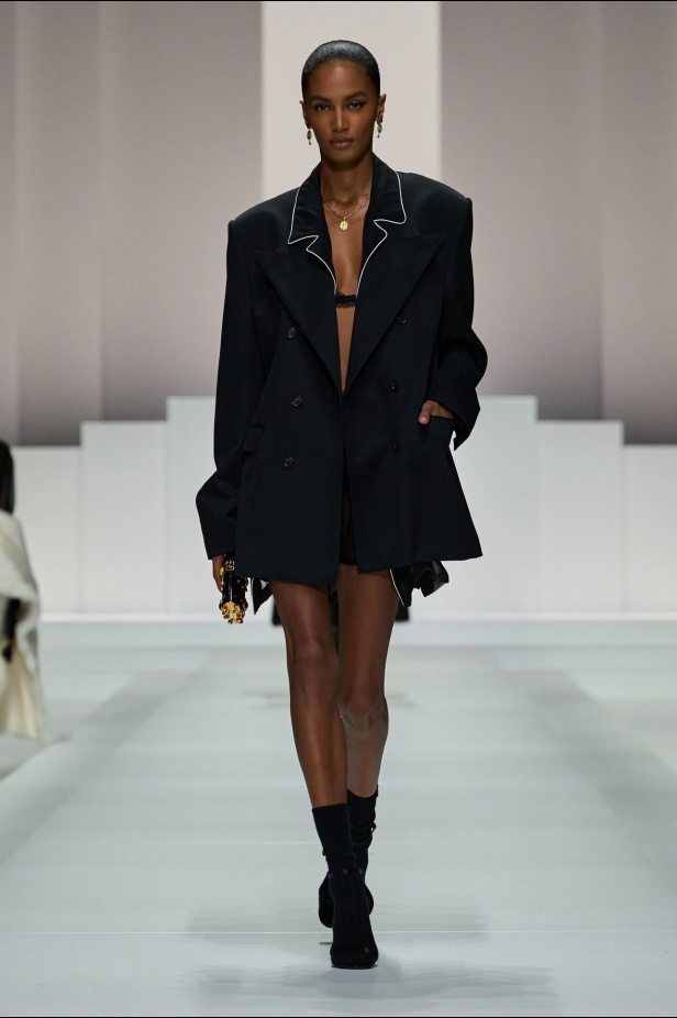 مجموعة غير تقليدية قدّمتها دار Dolce & Gabbana لربيع وصيف 2026 في ميلانو