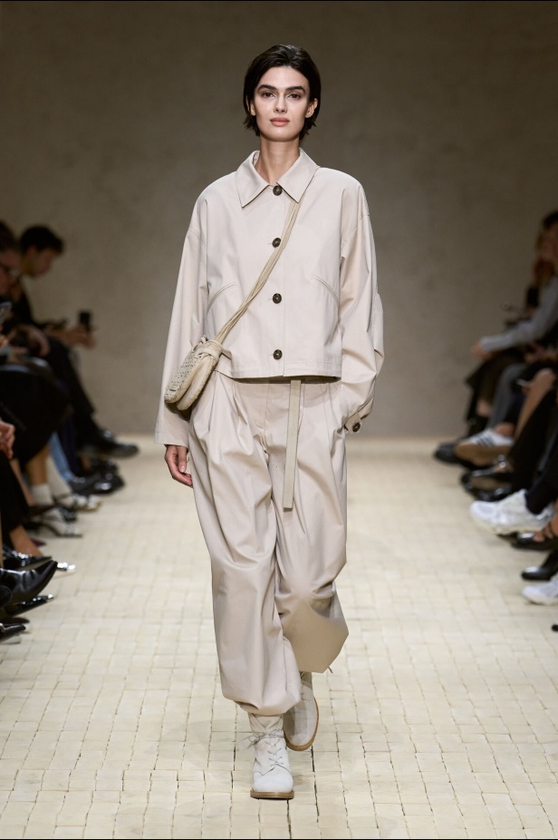 عرض أزياء مجموعة Emporio Armani لربيع وصيف 2026