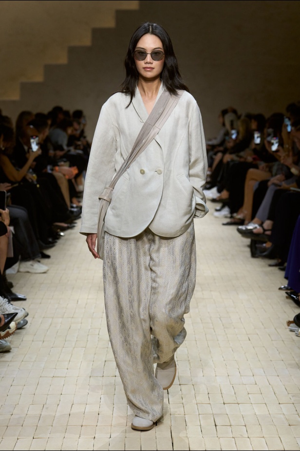 عرض أزياء مجموعة Emporio Armani لربيع وصيف 2026