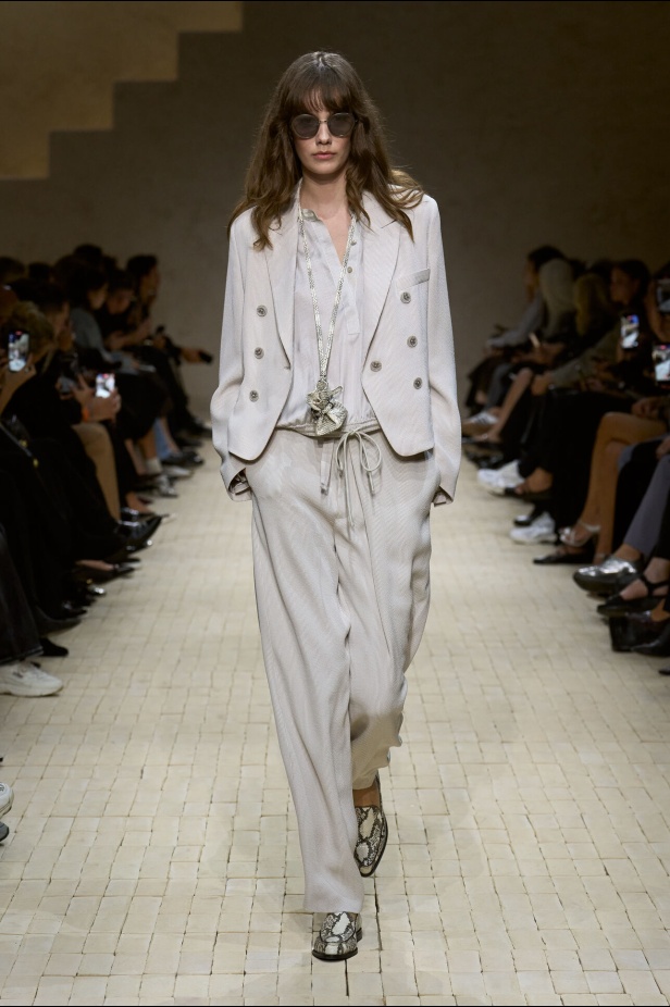 عرض أزياء مجموعة Emporio Armani لربيع وصيف 2026