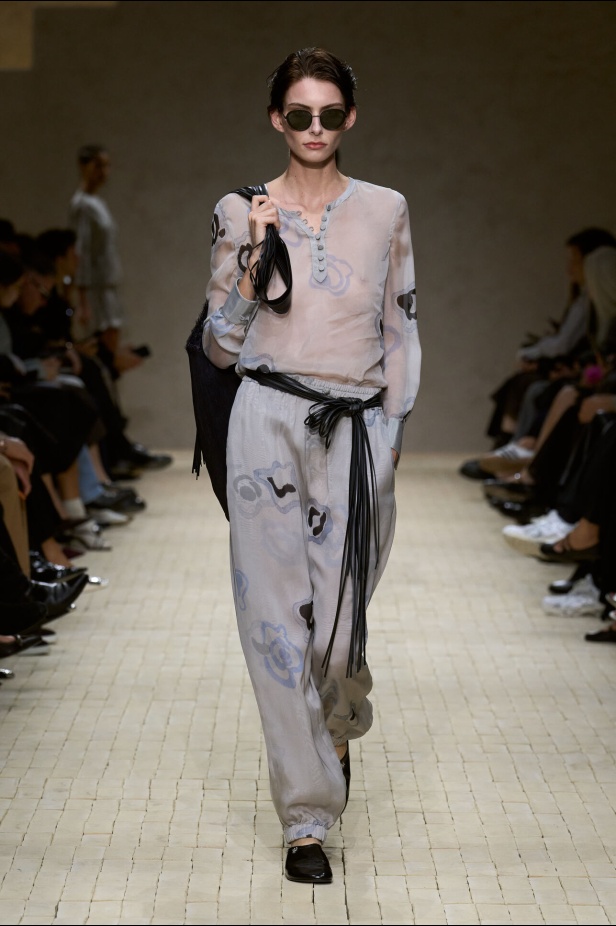 عرض أزياء مجموعة Emporio Armani لربيع وصيف 2026