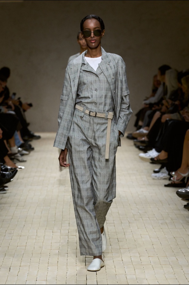 عرض أزياء مجموعة Emporio Armani لربيع وصيف 2026