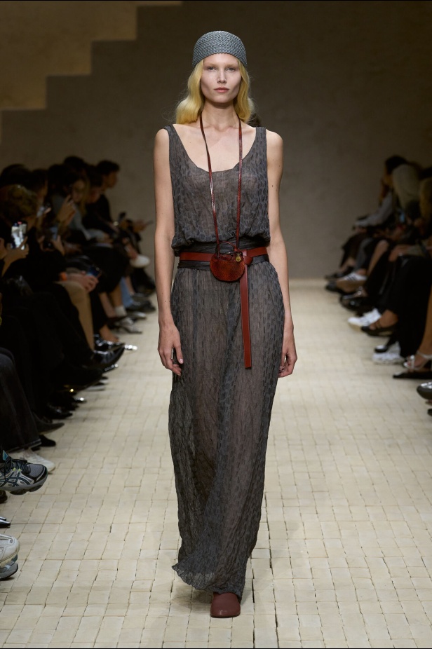 عرض أزياء مجموعة Emporio Armani لربيع وصيف 2026