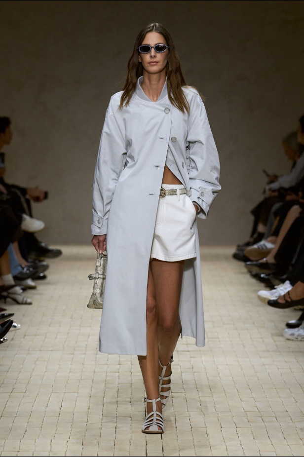 عرض أزياء مجموعة Emporio Armani لربيع وصيف 2026