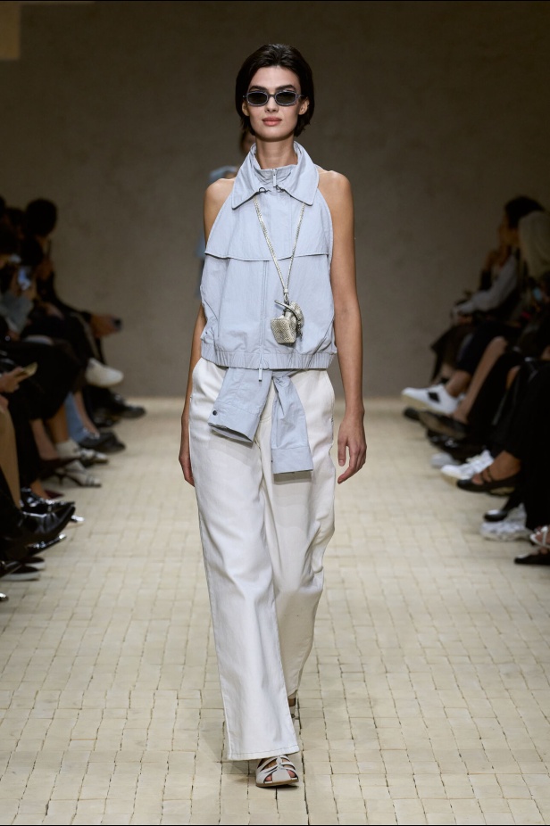 عرض أزياء مجموعة Emporio Armani لربيع وصيف 2026