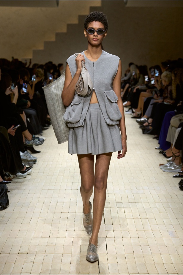 عرض أزياء مجموعة Emporio Armani لربيع وصيف 2026