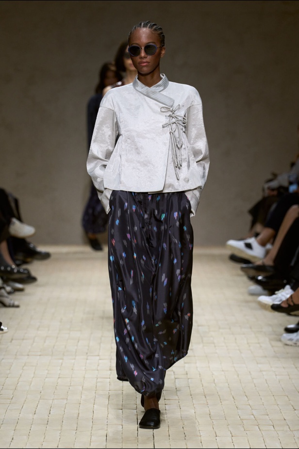 عرض أزياء مجموعة Emporio Armani لربيع وصيف 2026