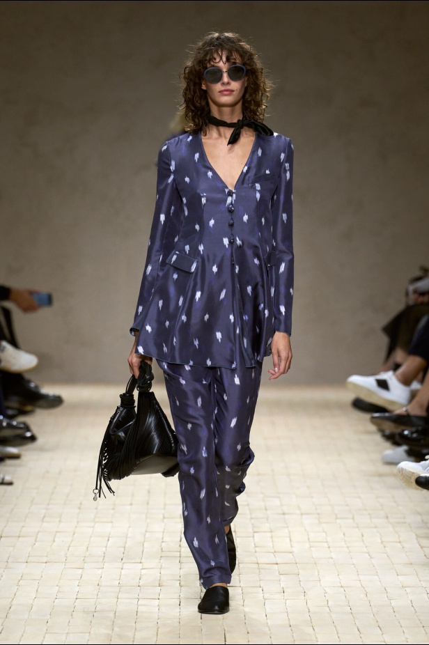 عرض أزياء مجموعة Emporio Armani لربيع وصيف 2026