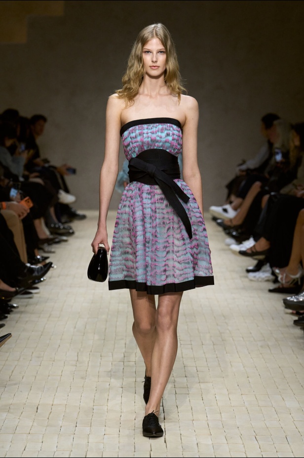 عرض أزياء مجموعة Emporio Armani لربيع وصيف 2026