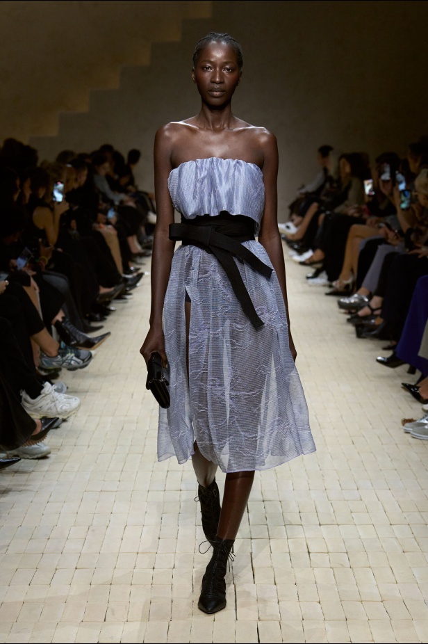 عرض أزياء مجموعة Emporio Armani لربيع وصيف 2026